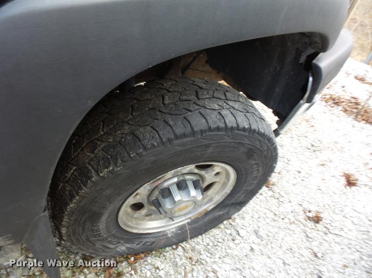 image for item DA5841 2004 Chevrolet Silverado 2500HD Crew Cab pickup truck