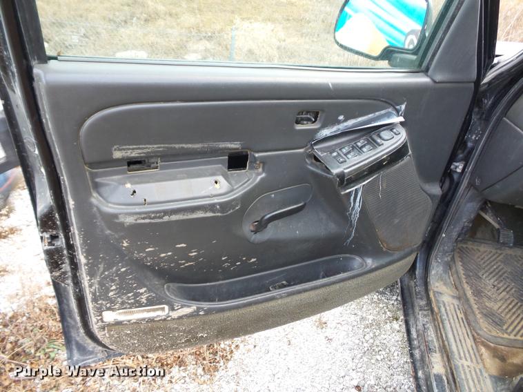 image for item DA5841 2004 Chevrolet Silverado 2500HD Crew Cab pickup truck