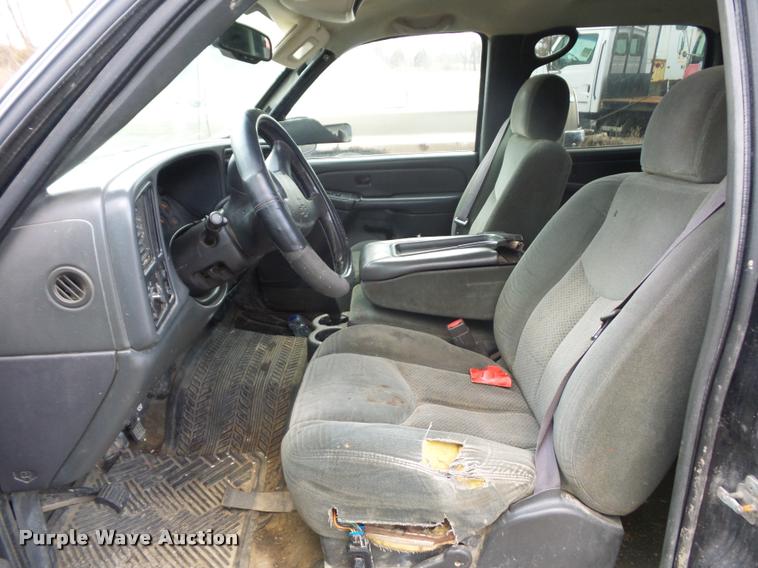 image for item DA5841 2004 Chevrolet Silverado 2500HD Crew Cab pickup truck