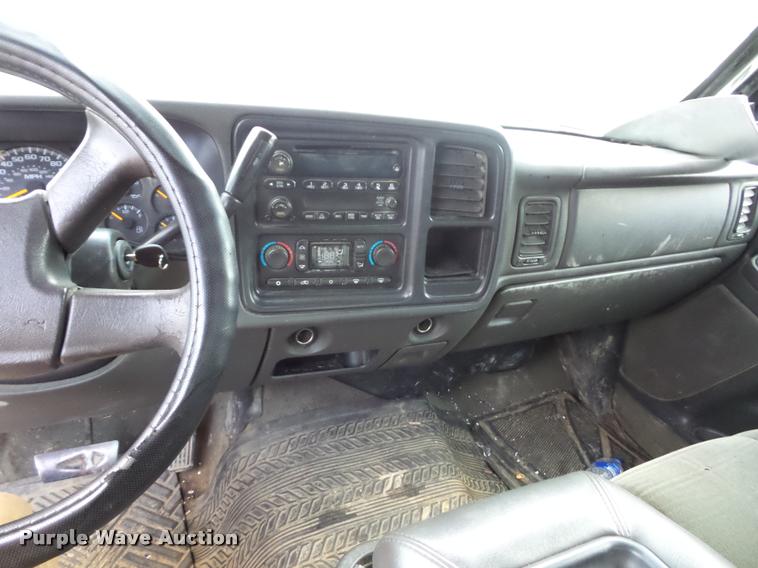 image for item DA5841 2004 Chevrolet Silverado 2500HD Crew Cab pickup truck