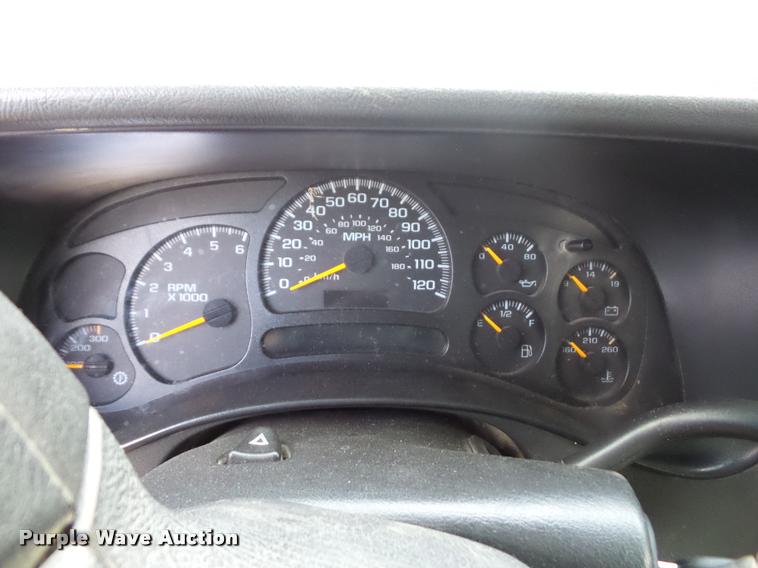 image for item DA5841 2004 Chevrolet Silverado 2500HD Crew Cab pickup truck