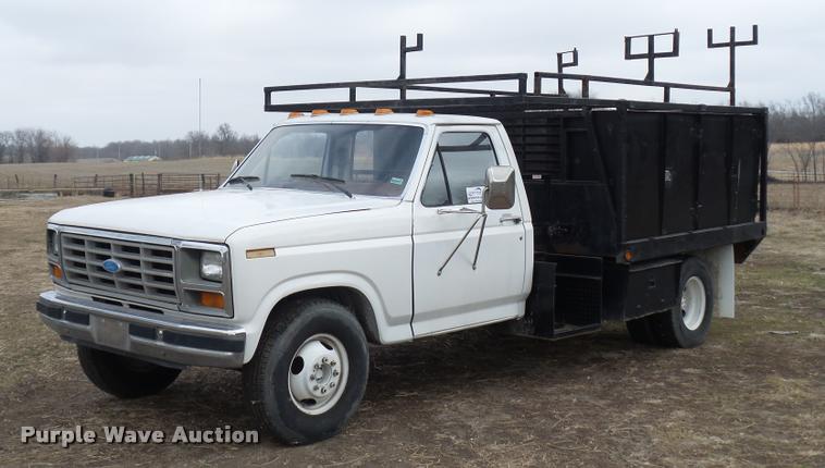 image for item DA5881 1984 Ford F350 flatbed pickup truck