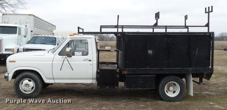 image for item DA5881 1984 Ford F350 flatbed pickup truck