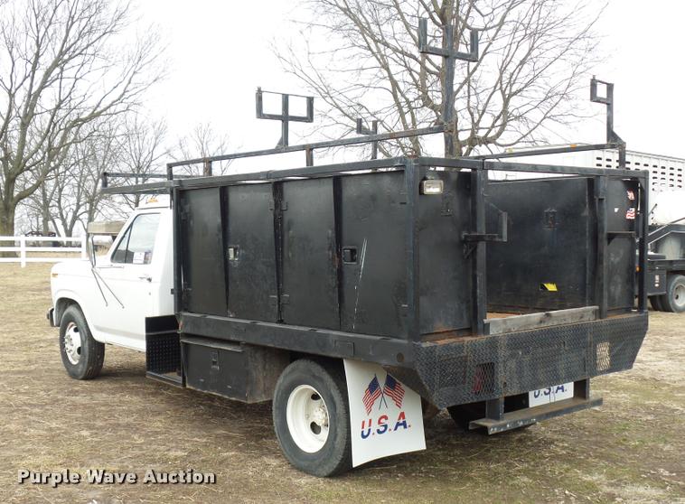 image for item DA5881 1984 Ford F350 flatbed pickup truck