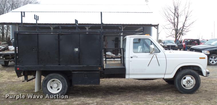 image for item DA5881 1984 Ford F350 flatbed pickup truck
