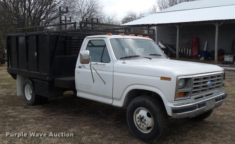 image for item DA5881 1984 Ford F350 flatbed pickup truck
