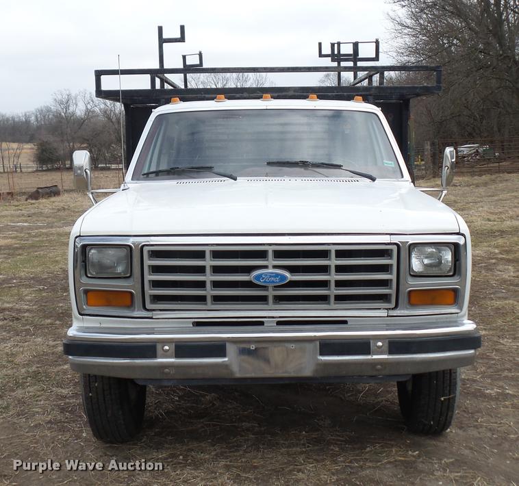 image for item DA5881 1984 Ford F350 flatbed pickup truck