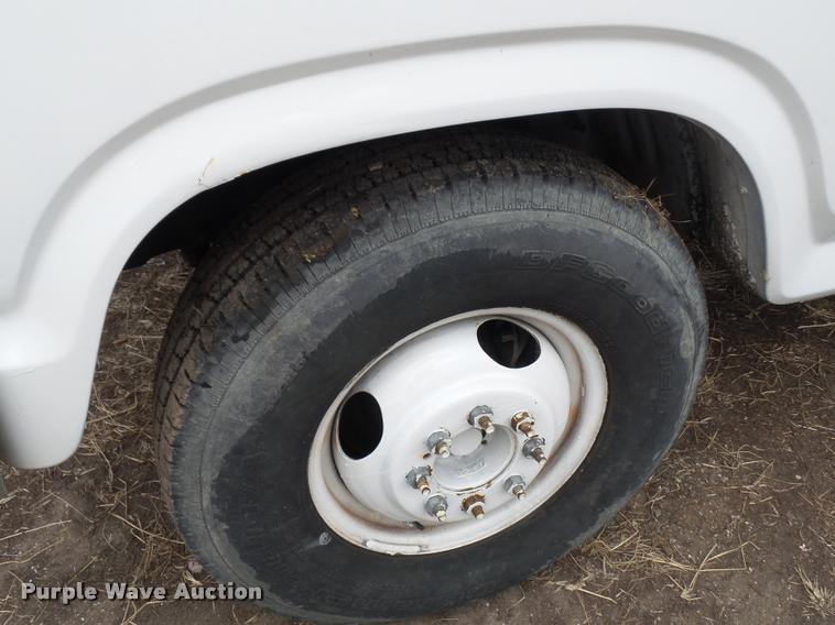 image for item DA5881 1984 Ford F350 flatbed pickup truck