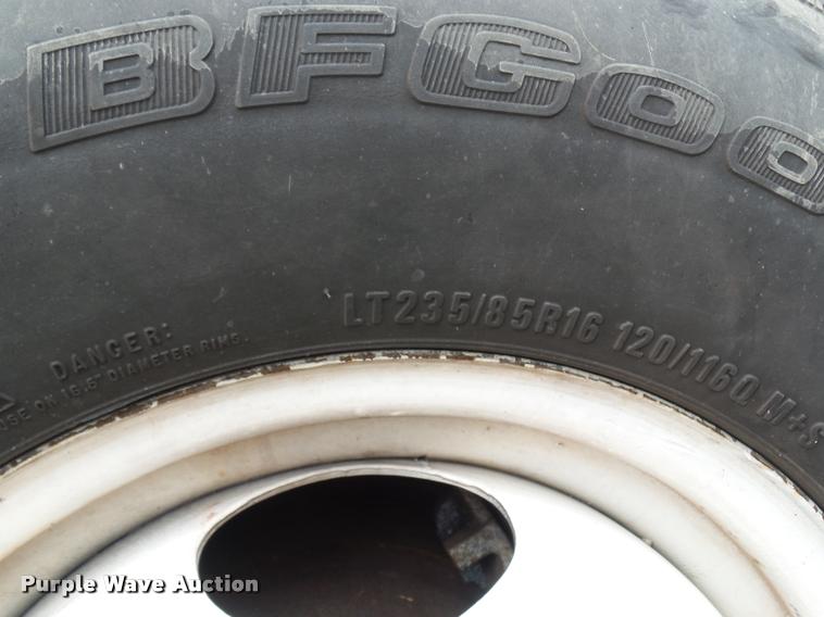 image for item DA5881 1984 Ford F350 flatbed pickup truck