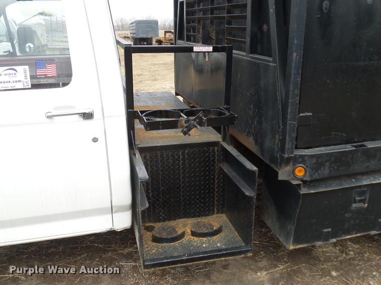 image for item DA5881 1984 Ford F350 flatbed pickup truck