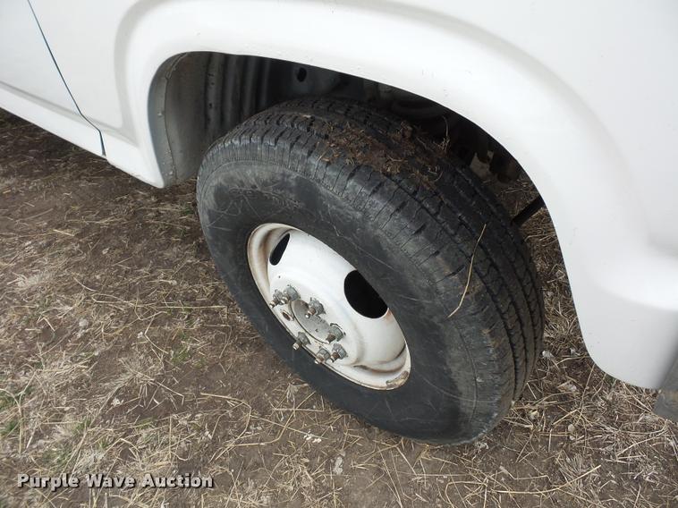 image for item DA5881 1984 Ford F350 flatbed pickup truck