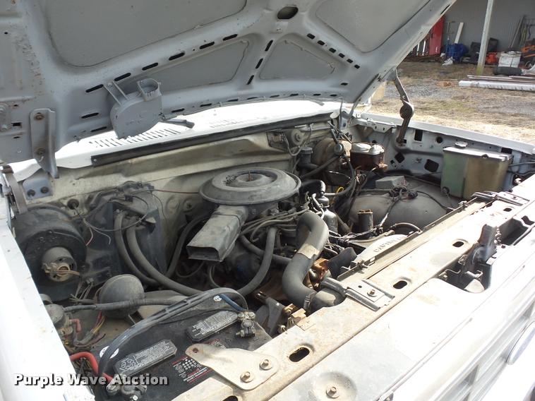 image for item DA5881 1984 Ford F350 flatbed pickup truck