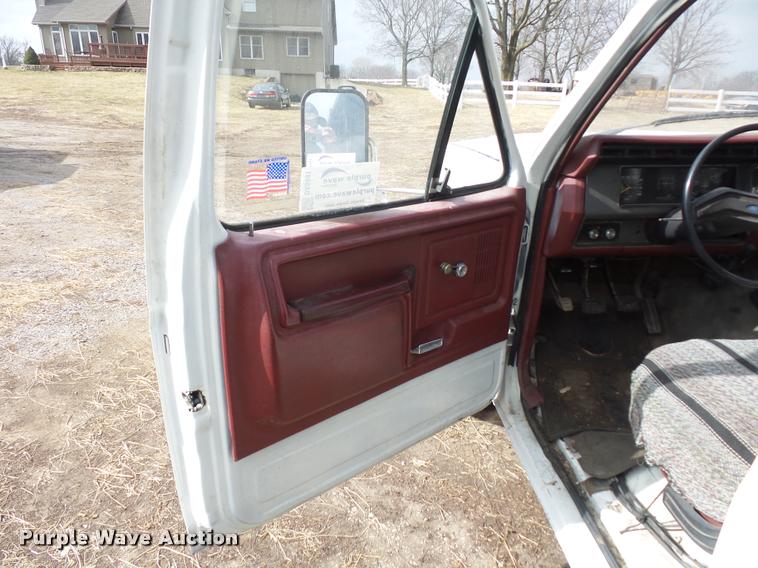 image for item DA5881 1984 Ford F350 flatbed pickup truck