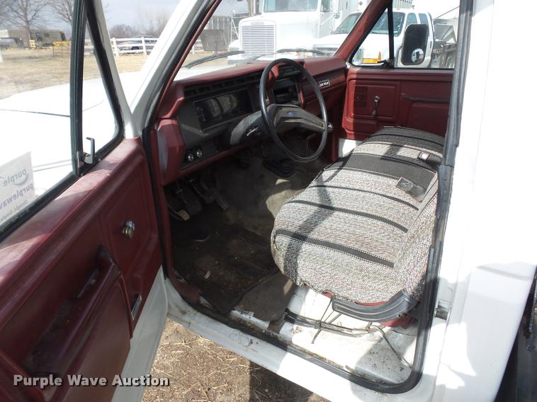 image for item DA5881 1984 Ford F350 flatbed pickup truck