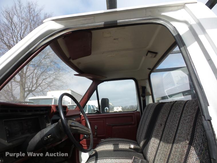 image for item DA5881 1984 Ford F350 flatbed pickup truck