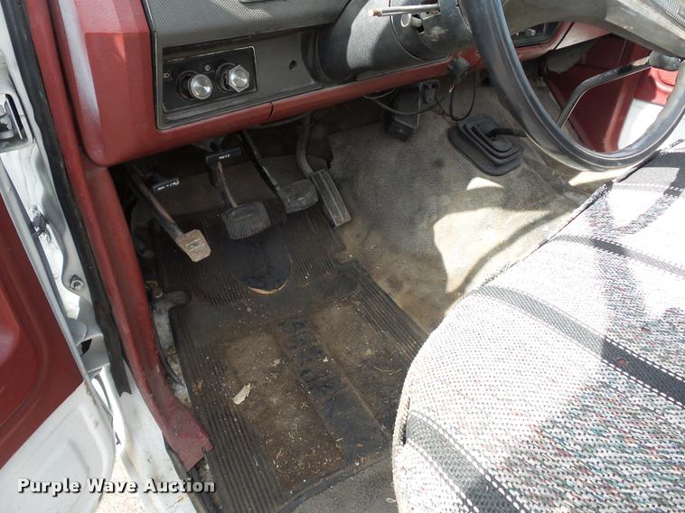 image for item DA5881 1984 Ford F350 flatbed pickup truck