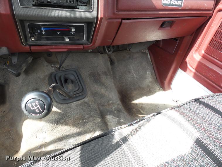 image for item DA5881 1984 Ford F350 flatbed pickup truck