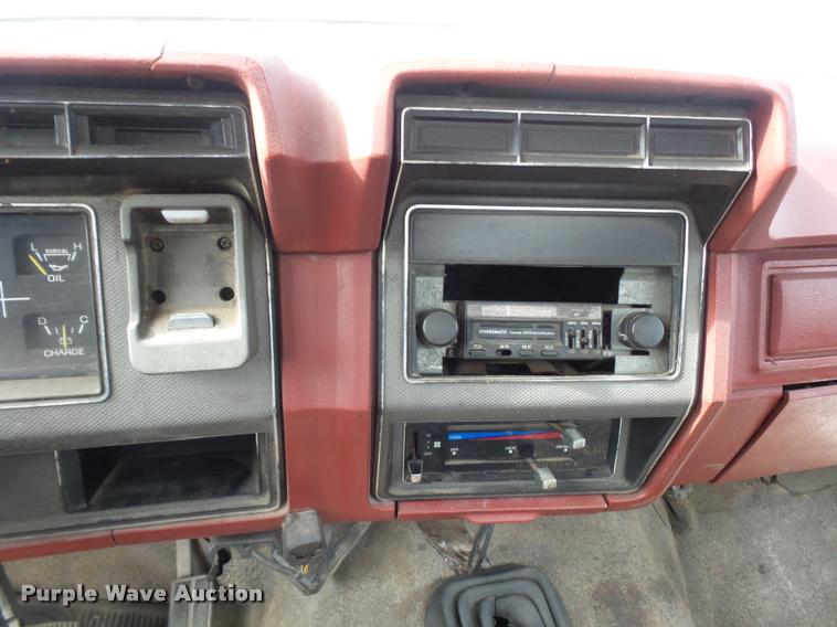 image for item DA5881 1984 Ford F350 flatbed pickup truck