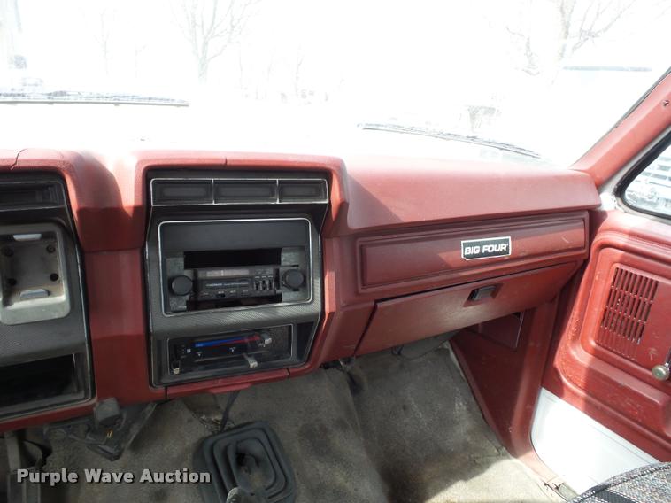 image for item DA5881 1984 Ford F350 flatbed pickup truck