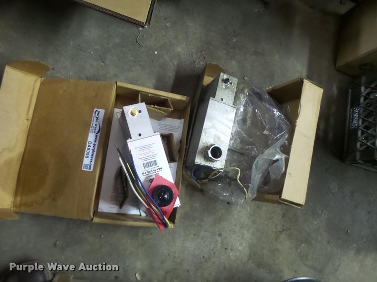 image for item DA9398 (3) trailer brake actuators