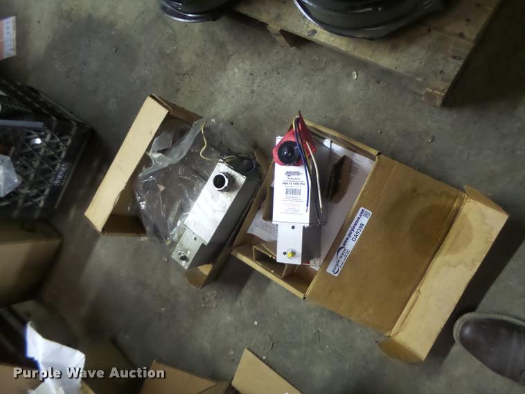 image for item DA9398 (3) trailer brake actuators