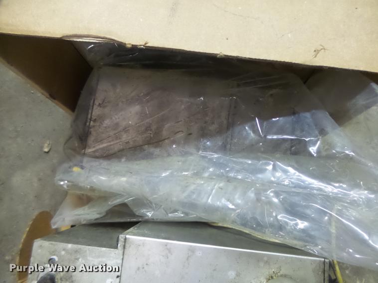 image for item DA9398 (3) trailer brake actuators