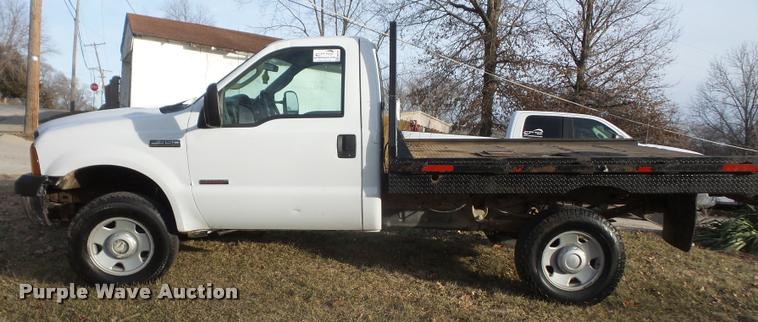 image for item DB0729 2007 Ford F350 Super Duty flatbed pickup truck