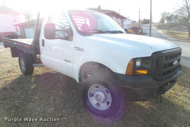 image for item DB0729 2007 Ford F350 Super Duty flatbed pickup truck