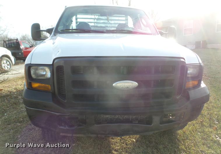 image for item DB0729 2007 Ford F350 Super Duty flatbed pickup truck