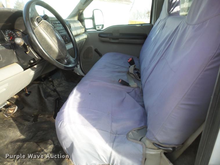 image for item DB0729 2007 Ford F350 Super Duty flatbed pickup truck