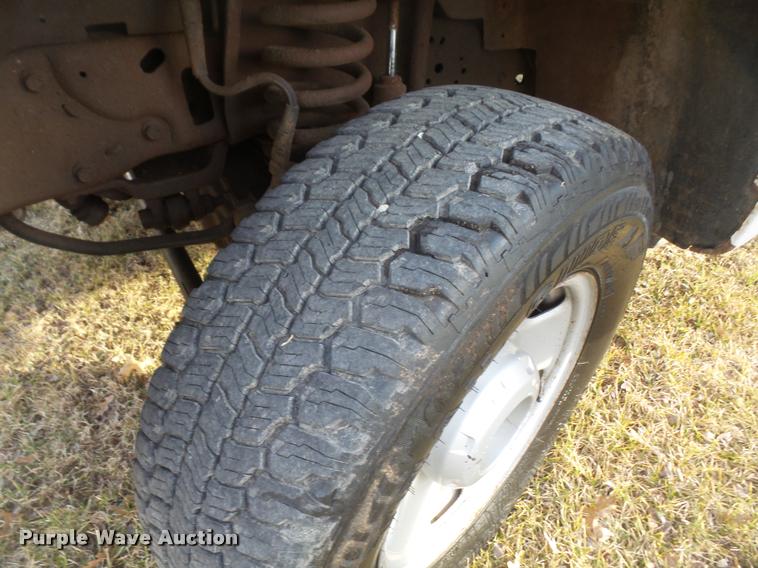 image for item DB0729 2007 Ford F350 Super Duty flatbed pickup truck