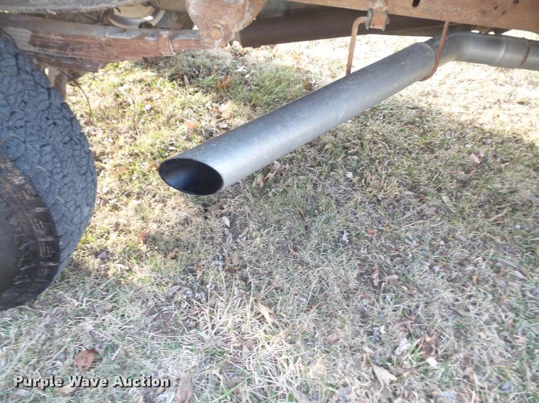 image for item DB0729 2007 Ford F350 Super Duty flatbed pickup truck