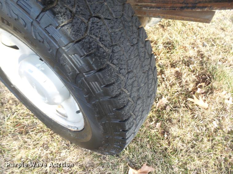 image for item DB0729 2007 Ford F350 Super Duty flatbed pickup truck