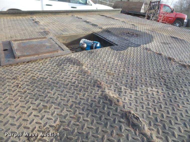 image for item DB0729 2007 Ford F350 Super Duty flatbed pickup truck