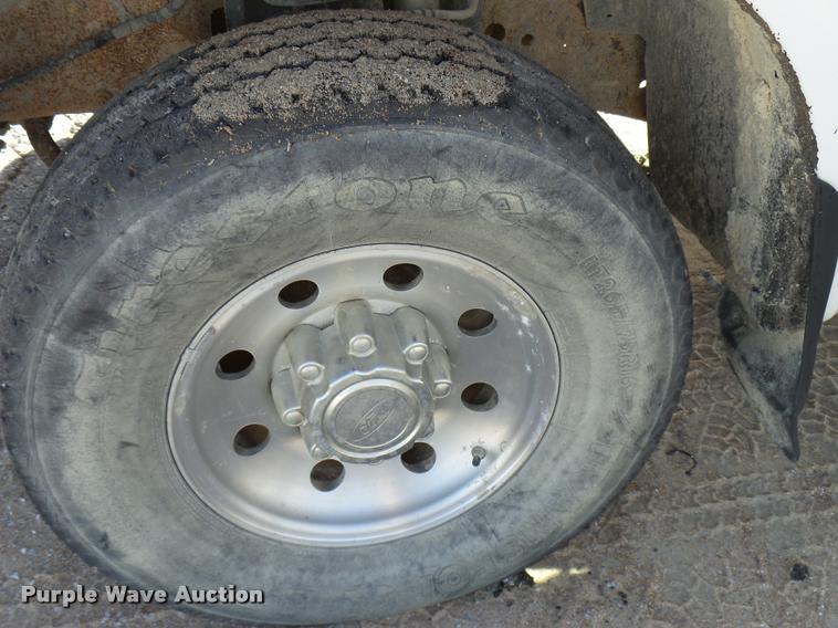 image for item DB2353 1999 Ford F250 Super Duty SuperCab flatbed pickup truck