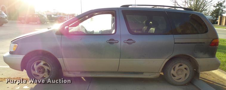 image for item DB2373 1999 Toyota Sienna XLE van