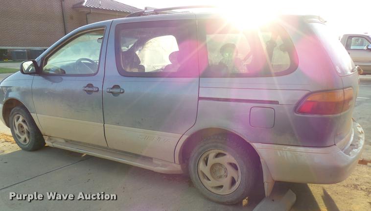 image for item DB2373 1999 Toyota Sienna XLE van