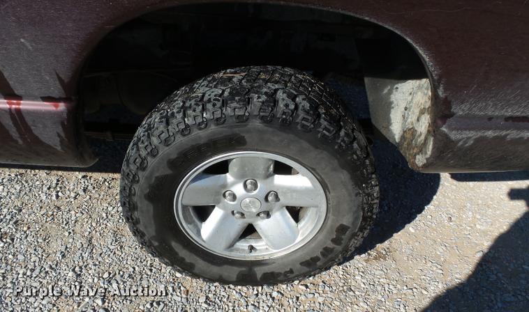 image for item K3342 2004 Dodge Ram 1500 pickup truck