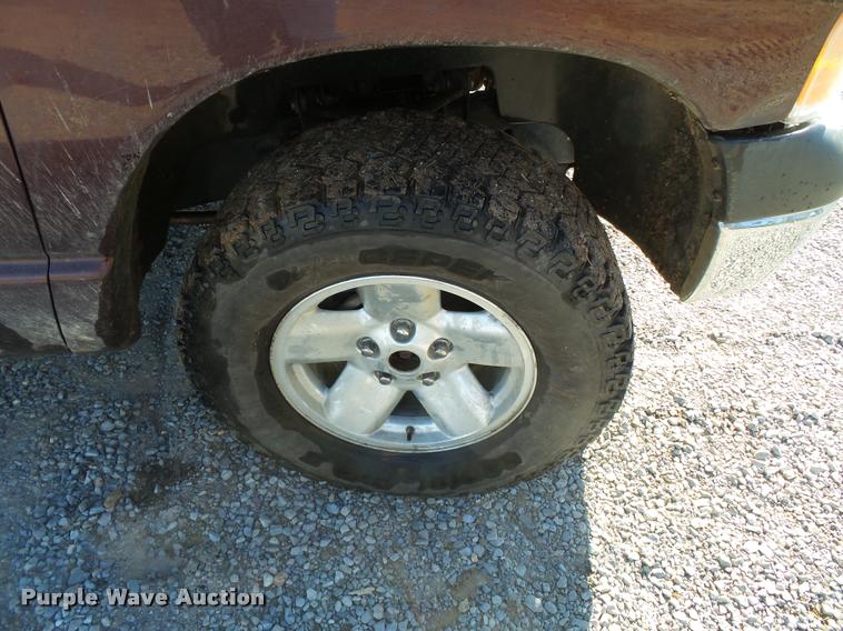 image for item K3342 2004 Dodge Ram 1500 pickup truck