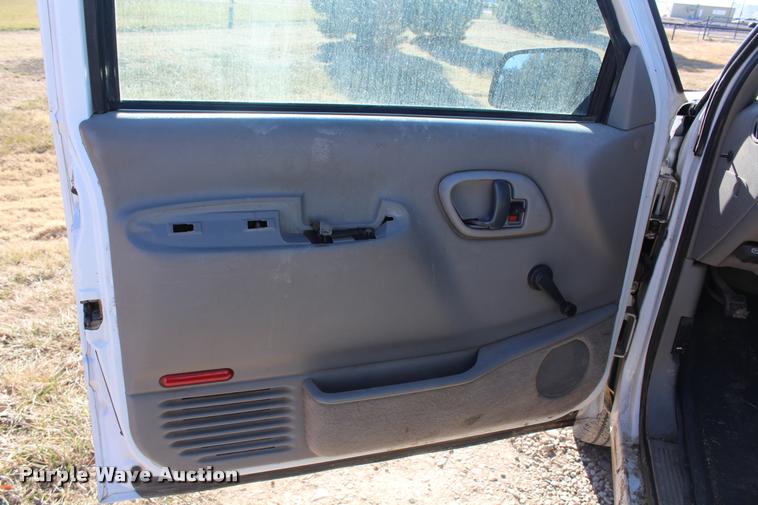 image for item K5781 2000 Chevrolet 2500 pickup truck