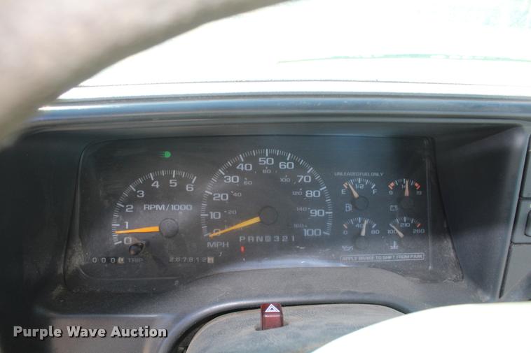 image for item K5781 2000 Chevrolet 2500 pickup truck