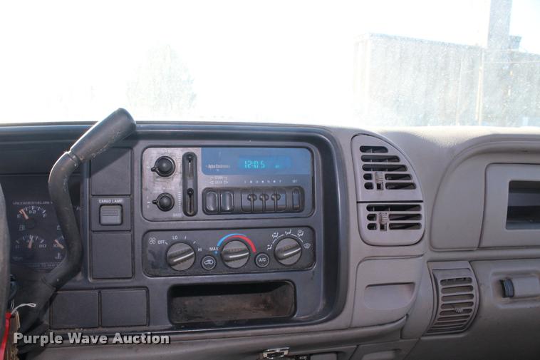 image for item K5781 2000 Chevrolet 2500 pickup truck