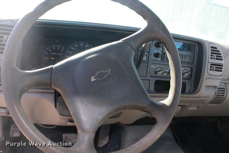 image for item K5781 2000 Chevrolet 2500 pickup truck