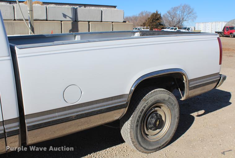 image for item K5781 2000 Chevrolet 2500 pickup truck