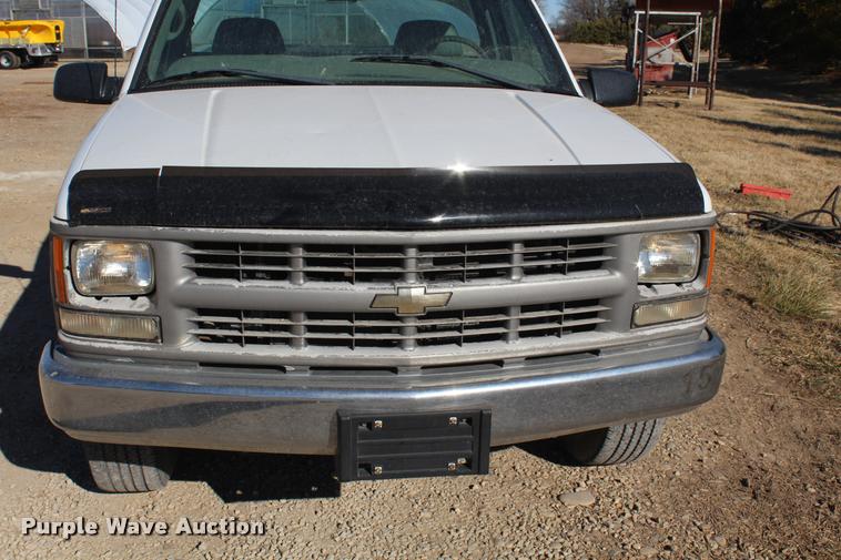 image for item K5781 2000 Chevrolet 2500 pickup truck