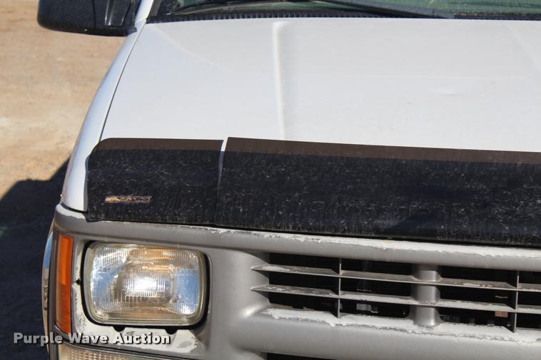 image for item K5781 2000 Chevrolet 2500 pickup truck