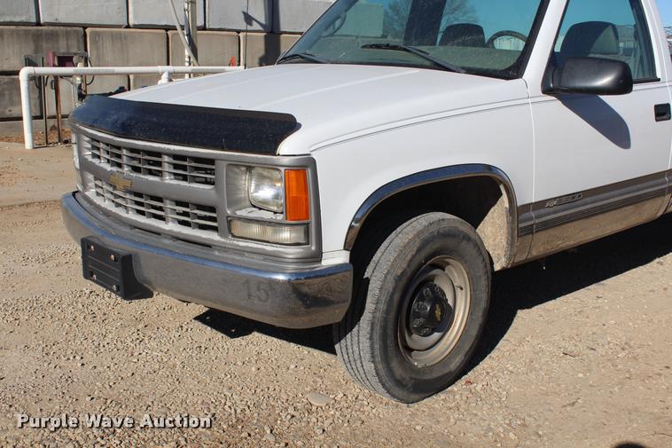 image for item K5781 2000 Chevrolet 2500 pickup truck