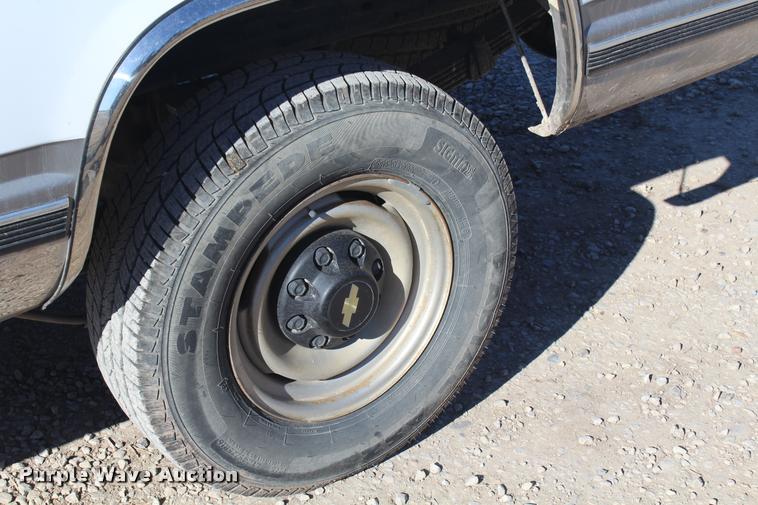 image for item K5781 2000 Chevrolet 2500 pickup truck