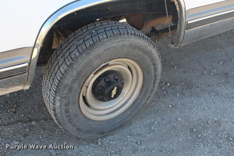 image for item K5781 2000 Chevrolet 2500 pickup truck