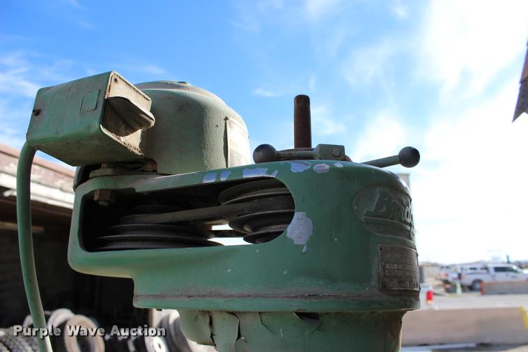 image for item L3025 Bridgeport mill